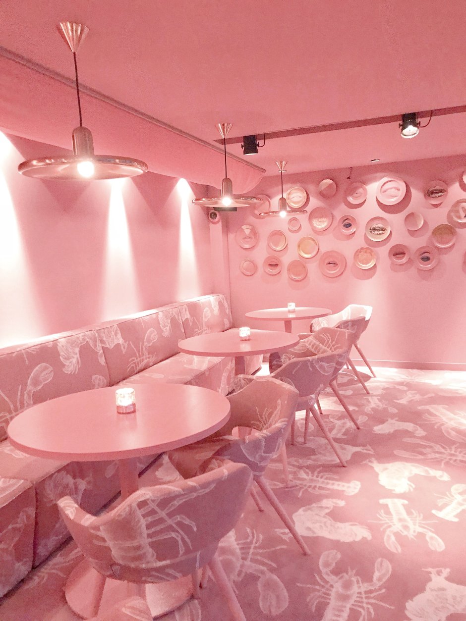 Розовый интерьер кафе