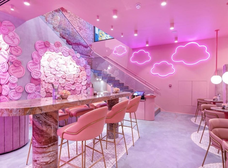 Розовый интерьер кафе