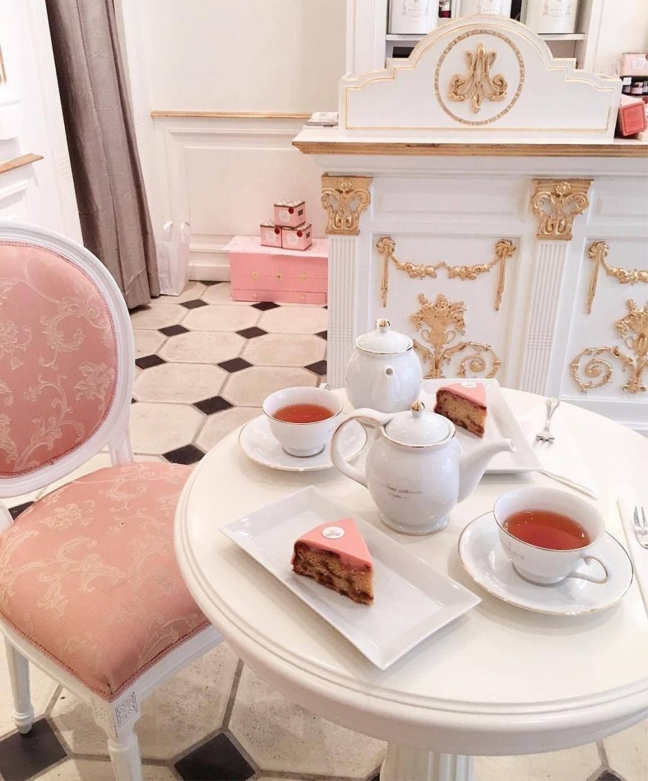 Кофейня в розовом стиле