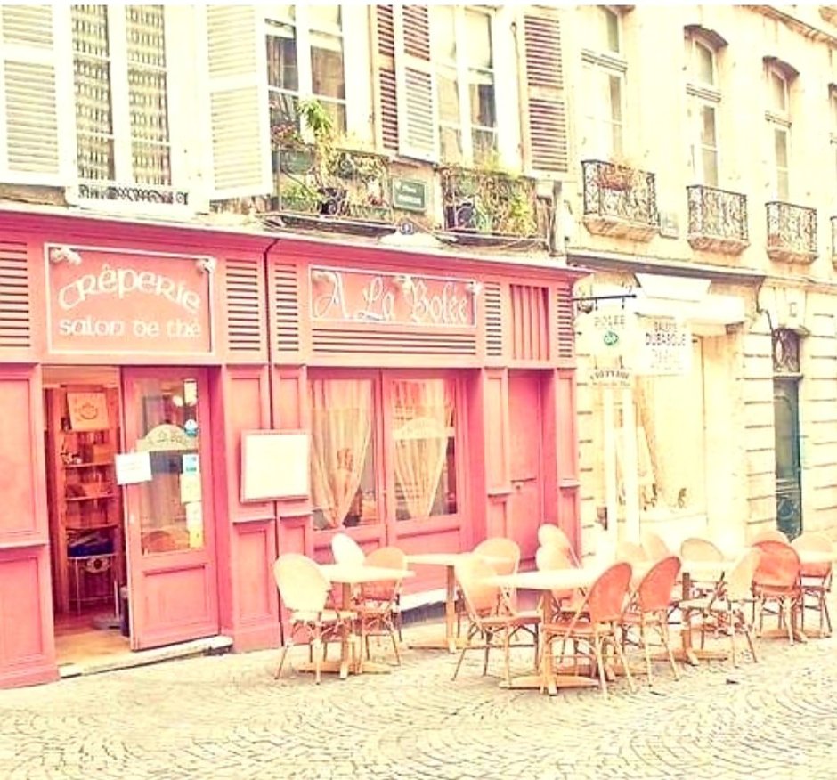 Розовое кафе в Париже