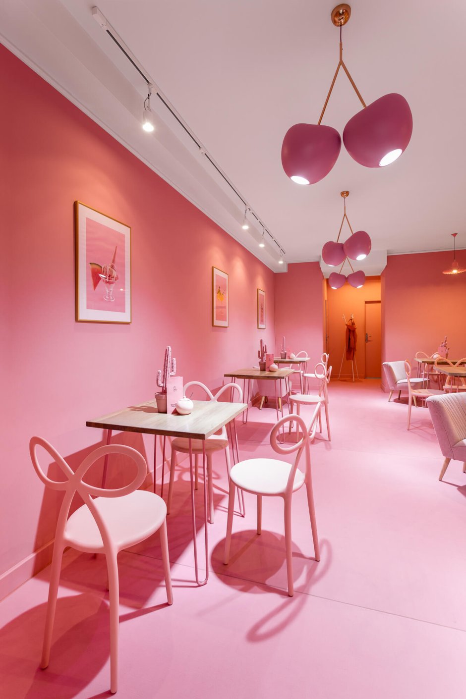 Розовое кафе в Лешно