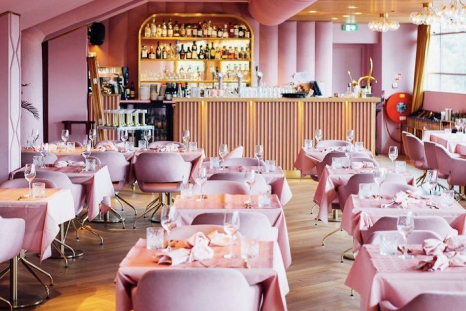 Ресторан в розовых тонах