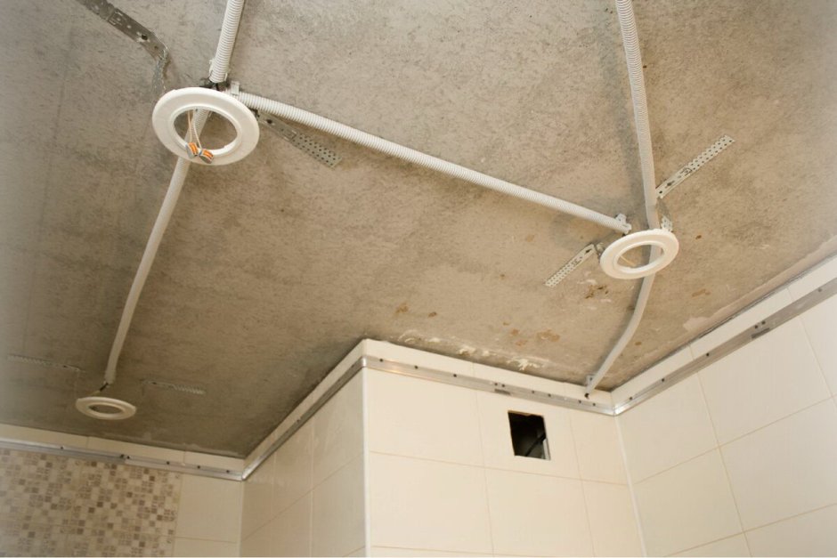 Прокладка электропроводки под натяжным потолком