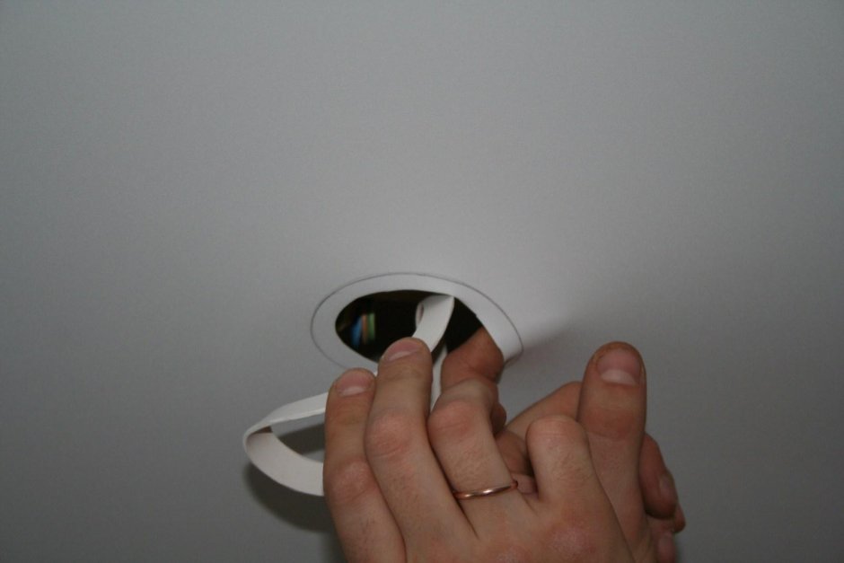 Крепление светильника на натяжной потолок