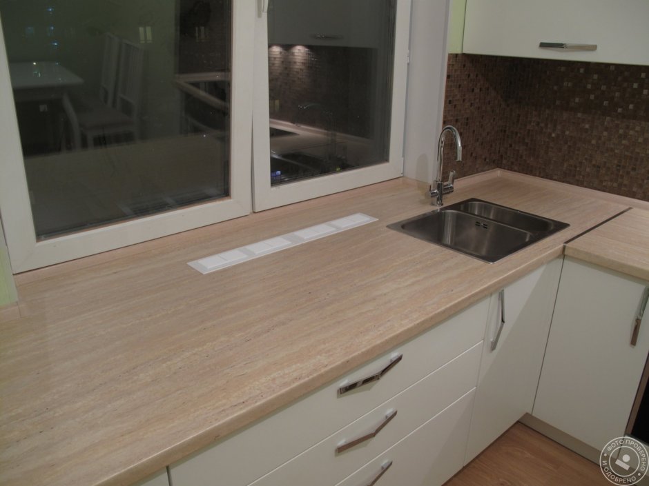 Кухонная столешница переходящая в подоконник