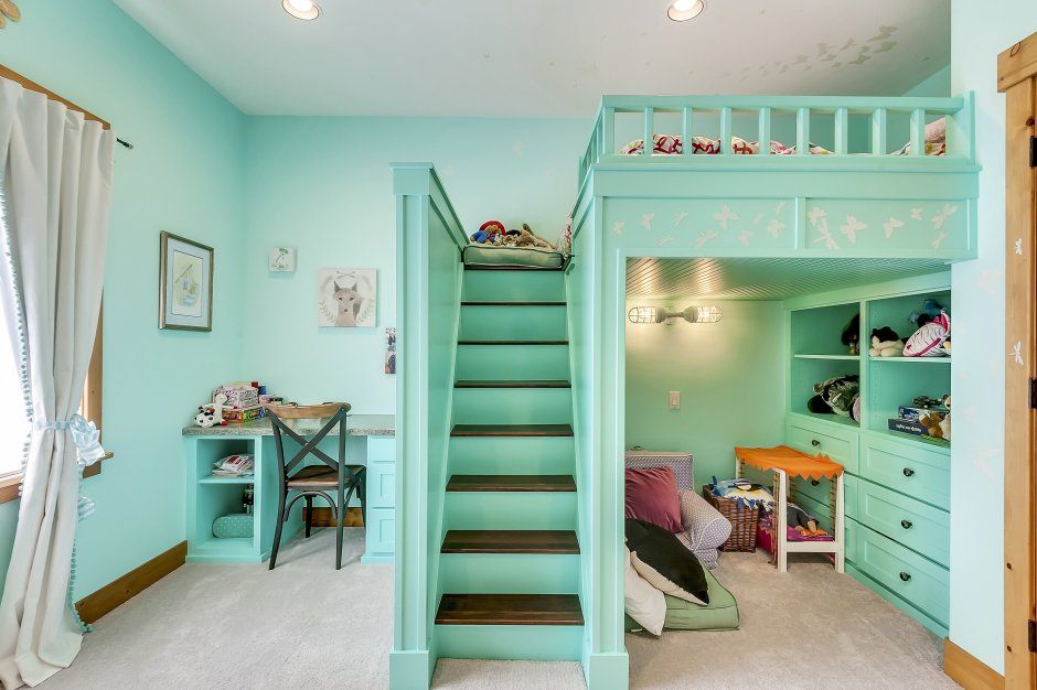 Комната для девочек с лестницей