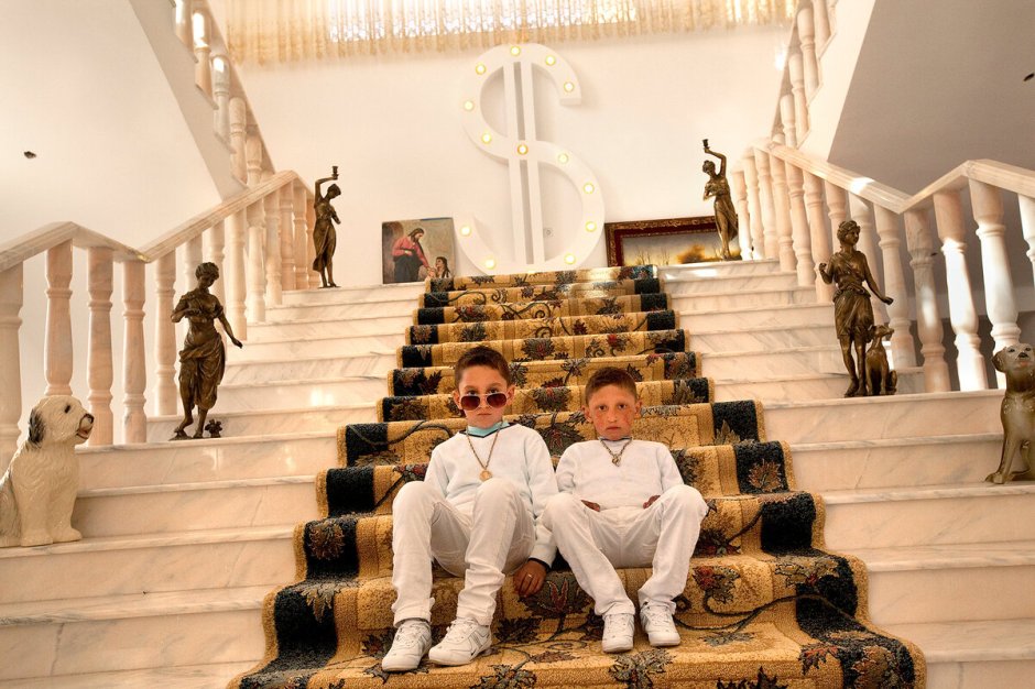 БУЗЕСКУ столица цыган-миллионеров фото