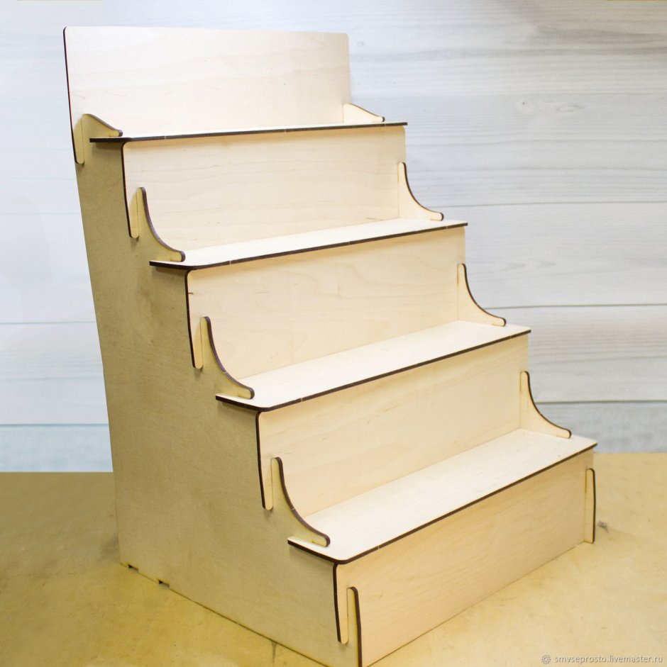 Полка ступеньками