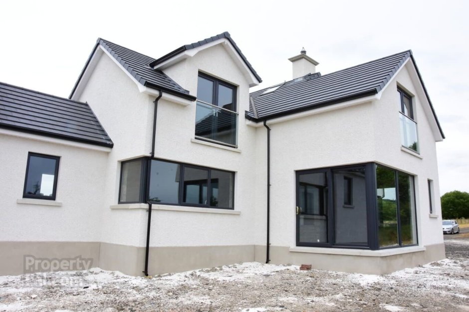 Оштукатуренный дом с белыми окнами