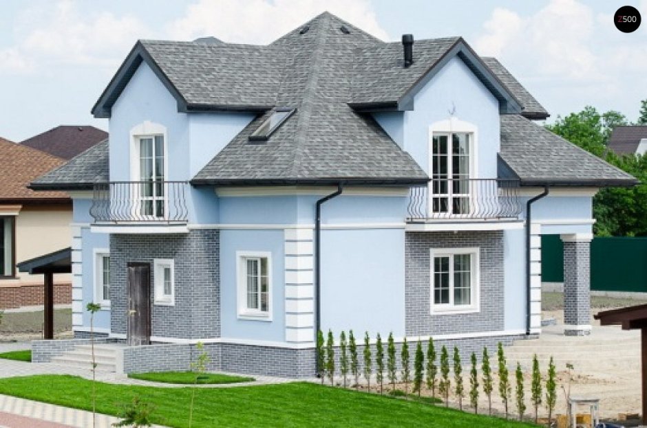 Двухэтажный дом с серой крышей