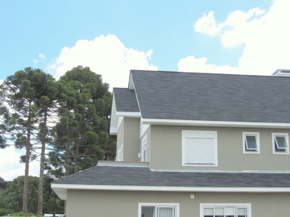 Фасад дома с графитовой крышей