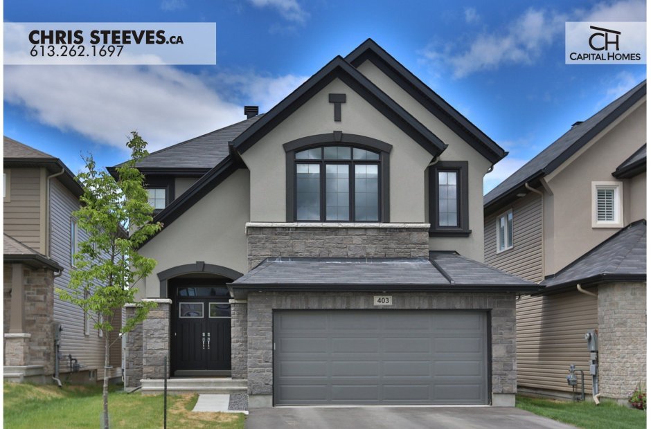 Серый дом с коричневыми окнами