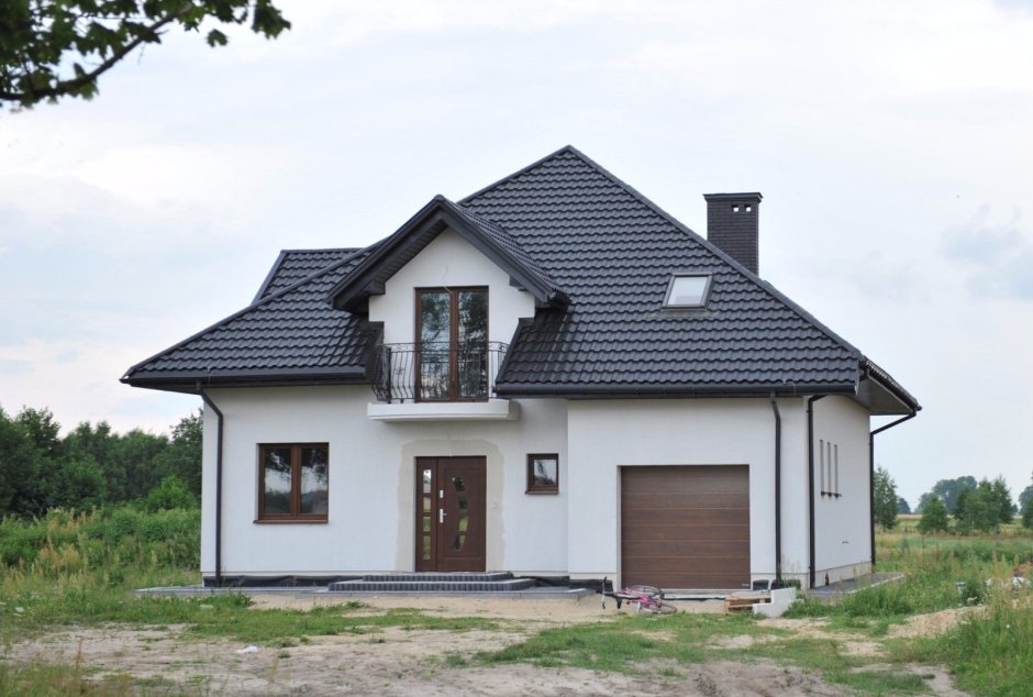 Дом с серой крышей