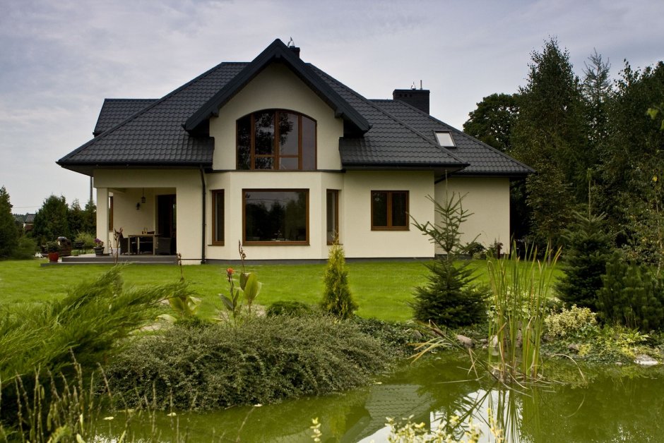 Дом с коричневой крышей