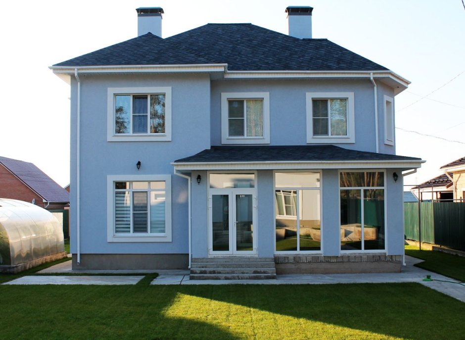 Оштукатуренный дом серого цвета