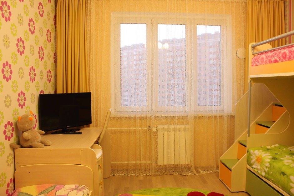 Детские комнаты с балконной дверью