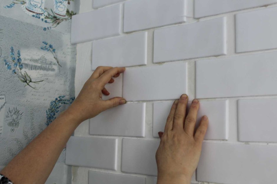 Кирпичики из потолочной плитки на стену