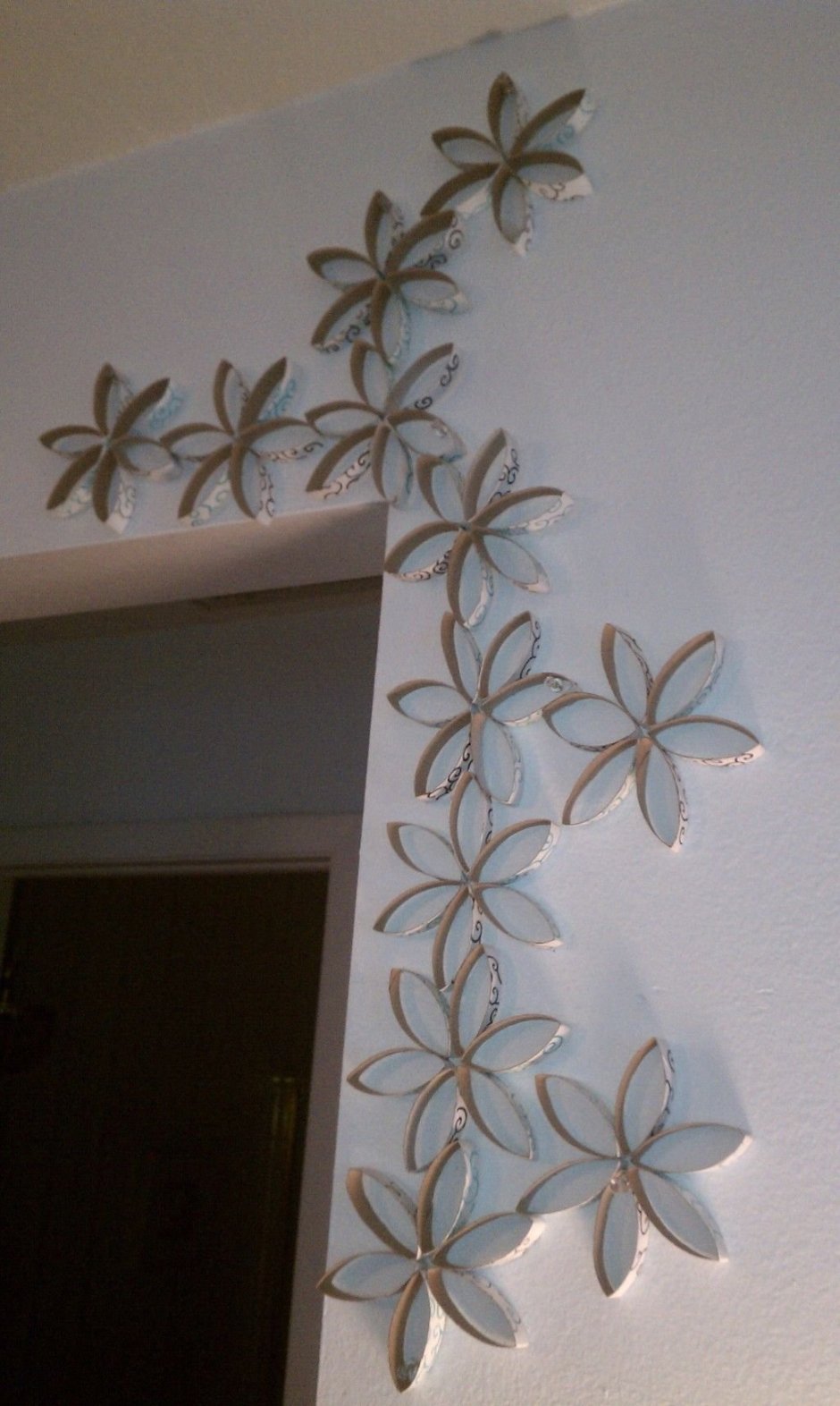 Декор из втулок на стену