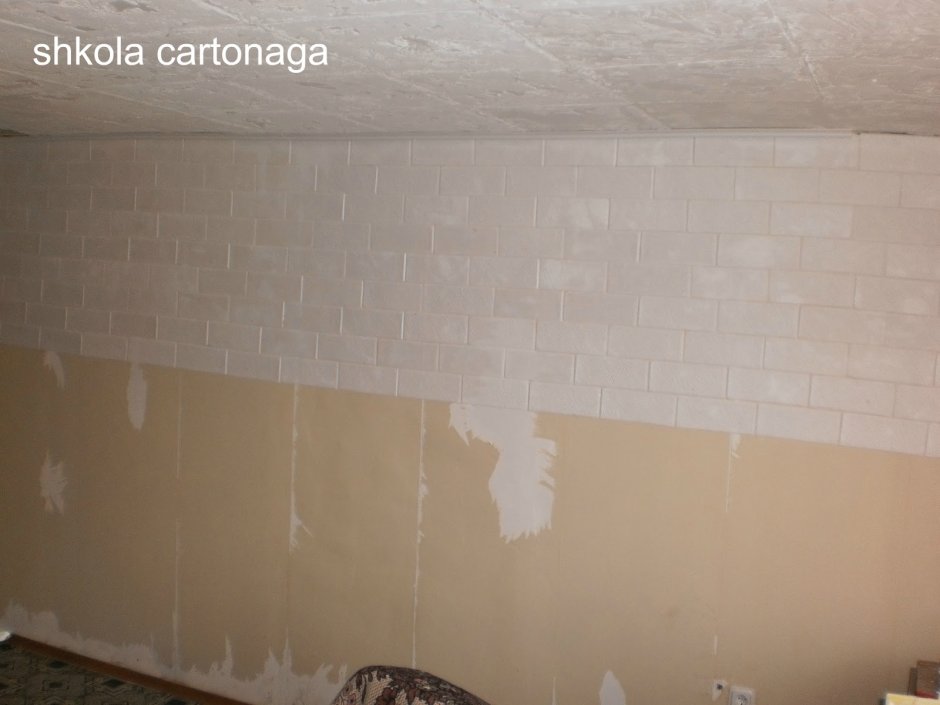 Кирпичная стена из потолочной плитки