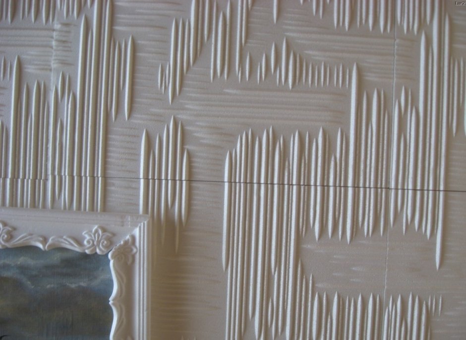 Декор из потолочной плитки на стене