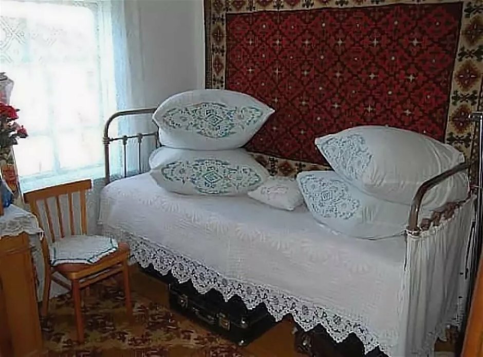 Старая деревенская кровать