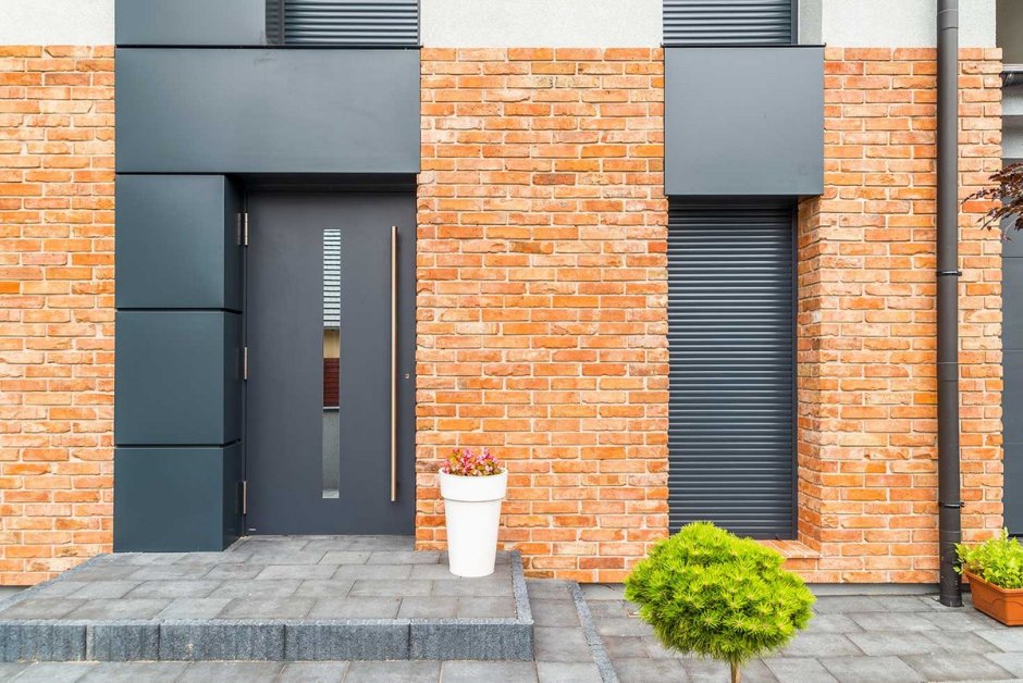 Входная дверь в современном стиле