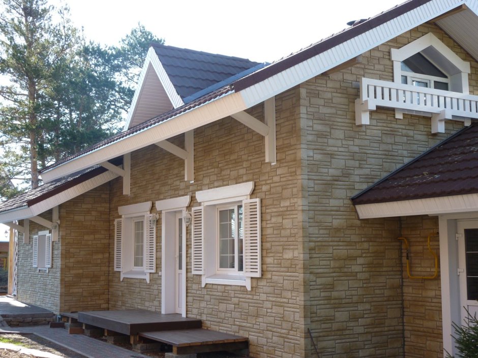 Отделка фасада камнем и сайдингом