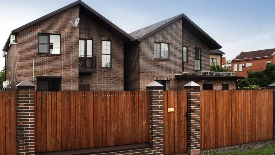 Забор из кирпича Ликолор