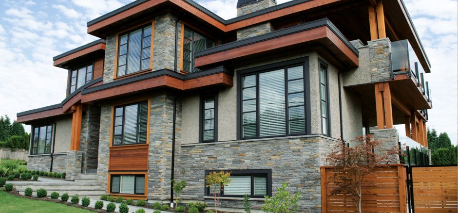 Сочетание камня и дерева на фасаде