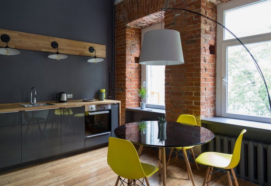 Кухня лофт с кирпичной стеной