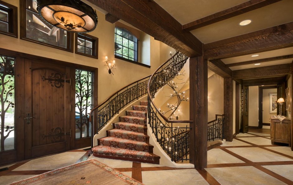 Холл с лестницей в деревянном доме