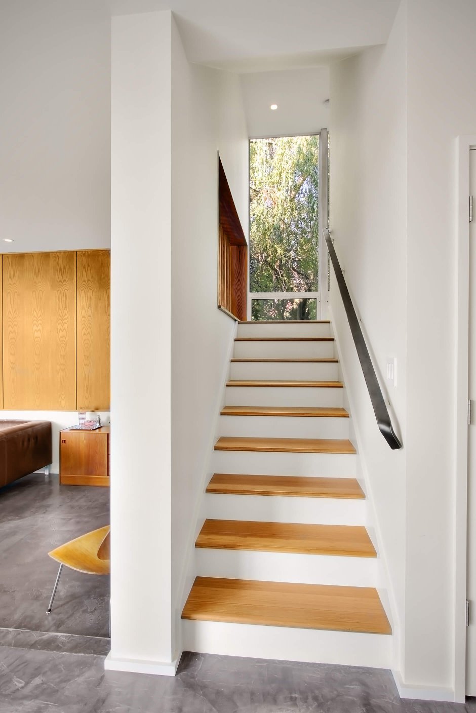 Лестница между двух стен