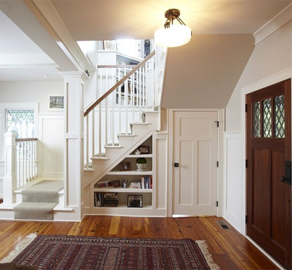 Пространство под двухмаршевой лестницей в загородном доме