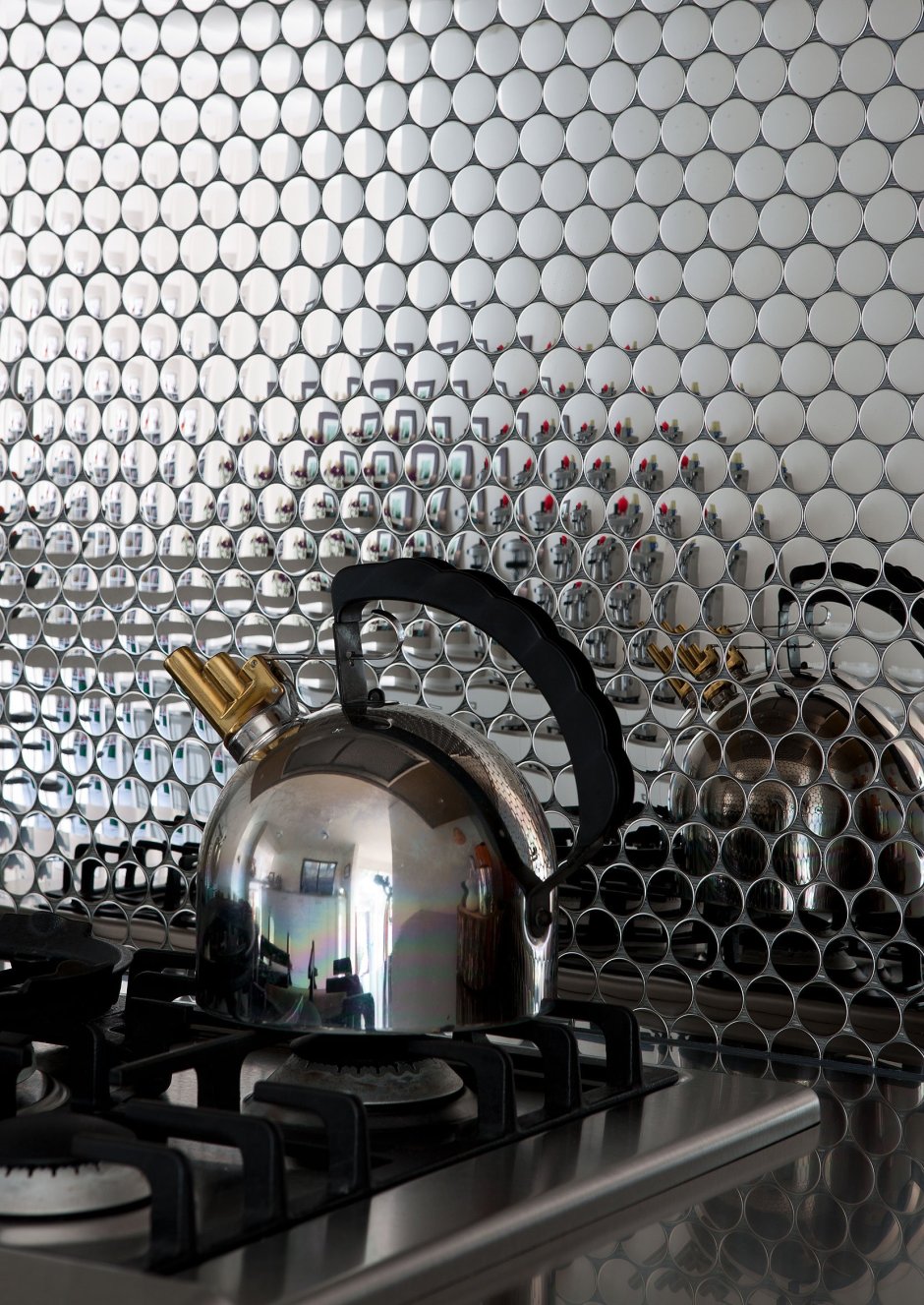 Зеркальная мозаика на кухне