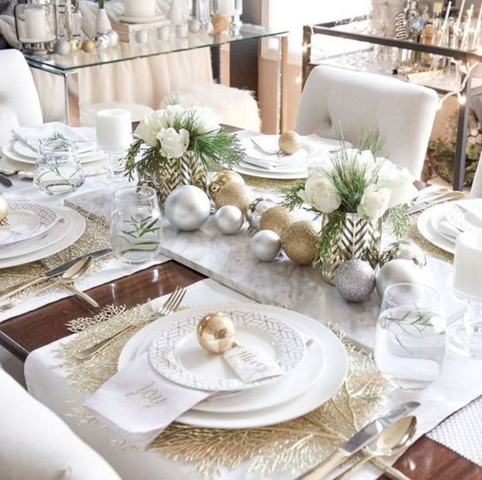 Декор новогоднего стола светлый тон