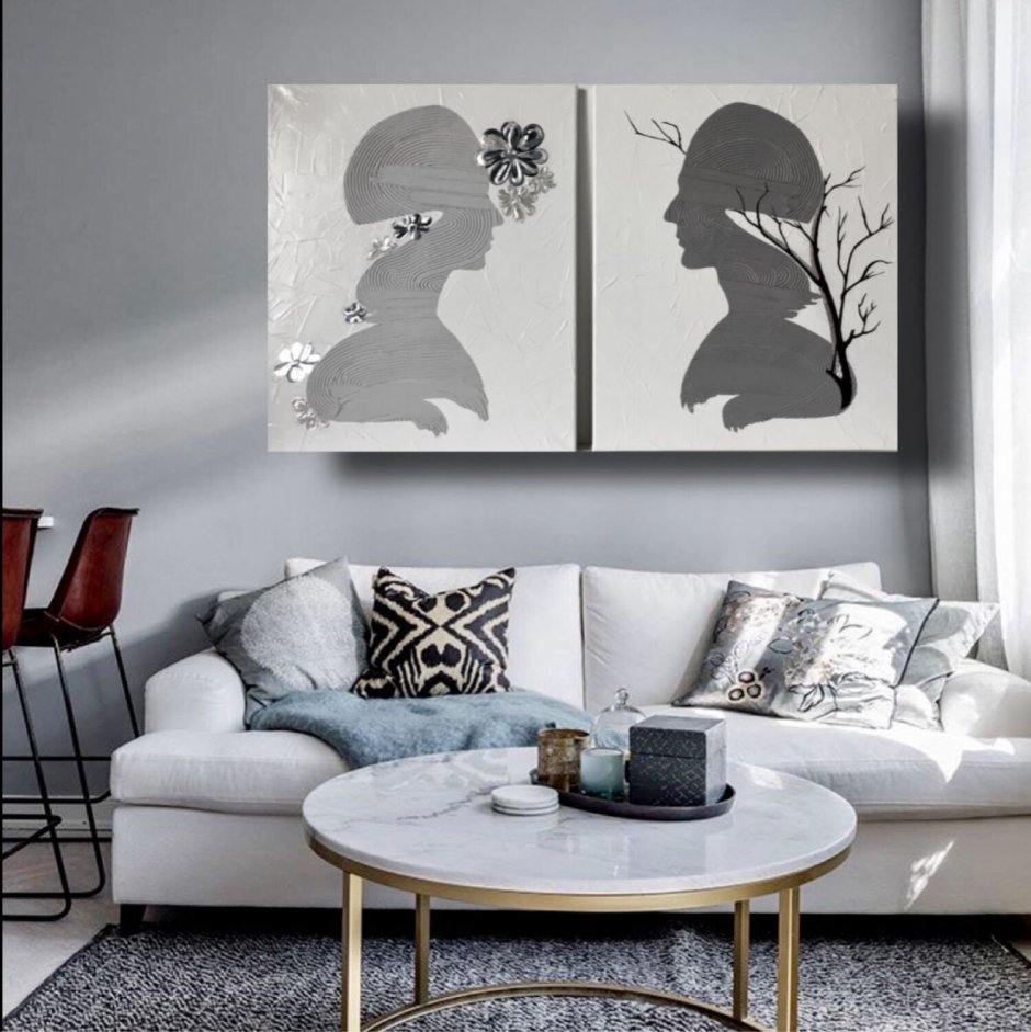 Картины на серой стене в интерьере