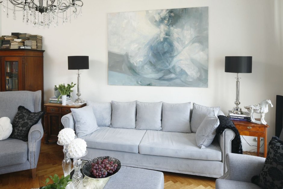 Серый диван в классическом интерьере