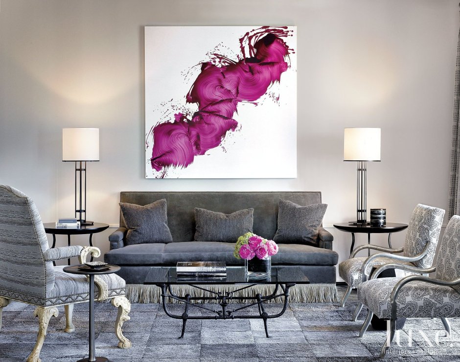 Картины на серой стене