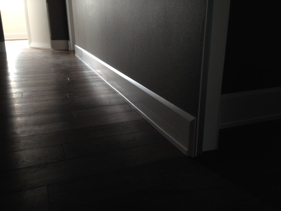 Плинтус серого цвета в интерьере