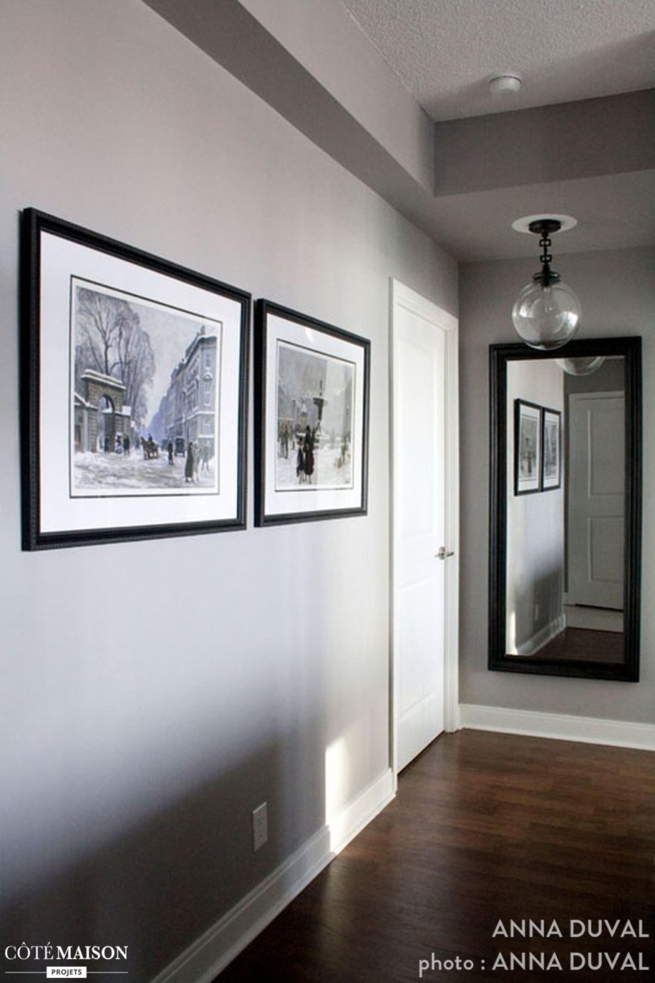 Белый плинтус в прихожей