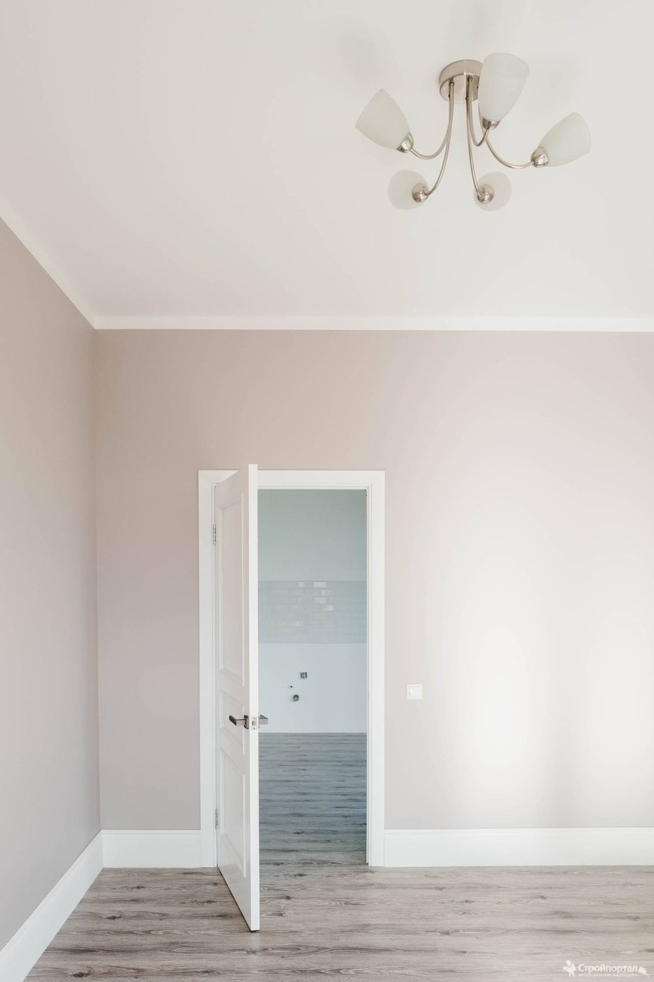 Белый плинтус на белой стене