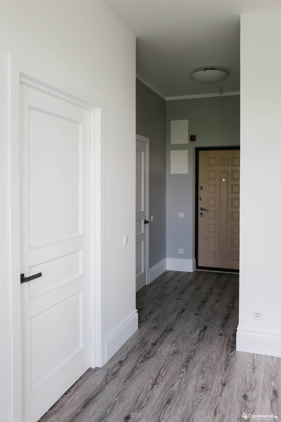 Серый пол белый плинтус