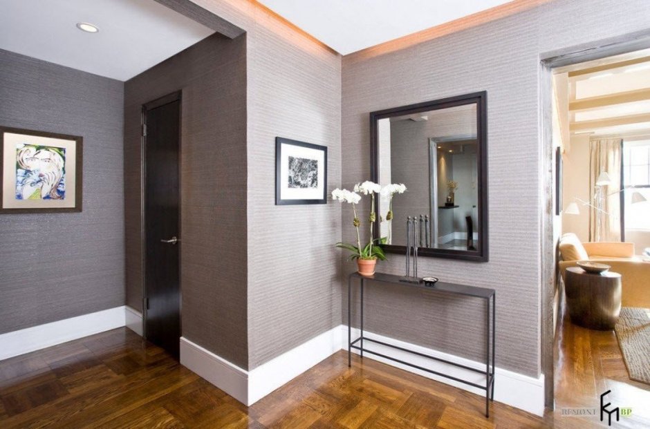 Широкий плинтус в интерьере