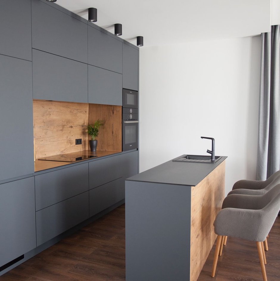 Кухня серая с деревом
