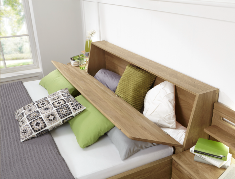 Кровать с местом для хранения в изголовье