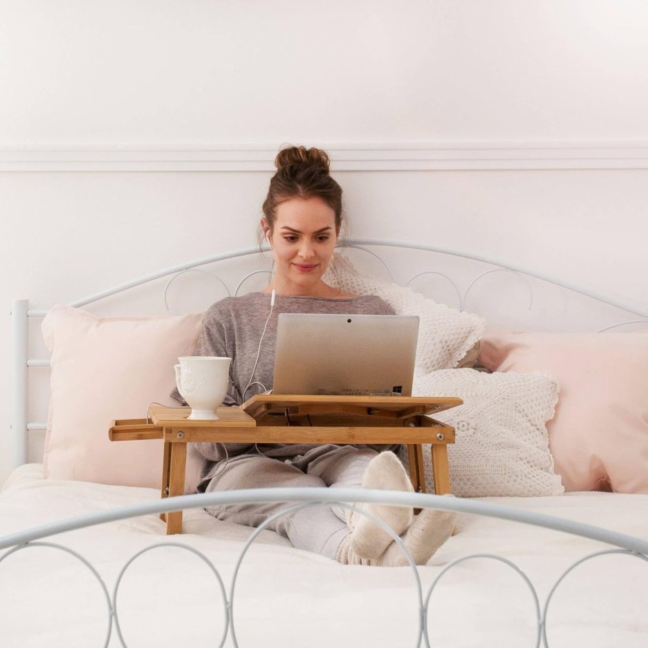 Ноутбук на кровати