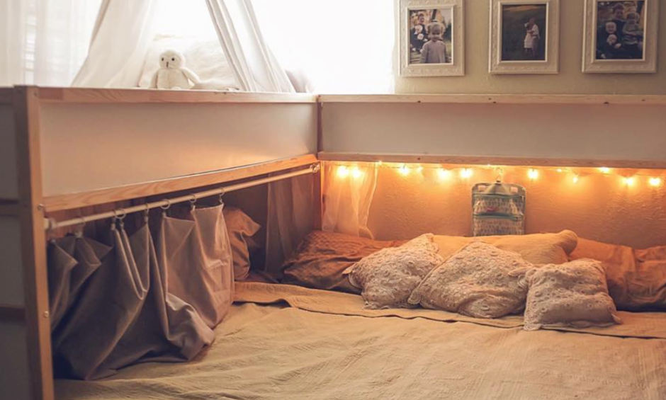 Кровать с боку в комнате