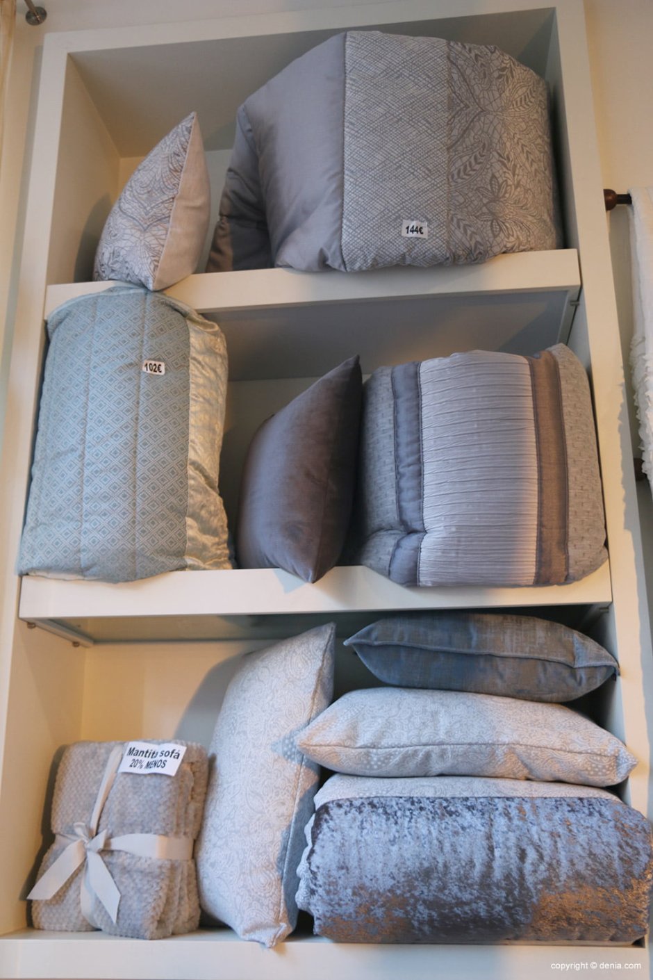 Шкаф для хранения подушек и одеял
