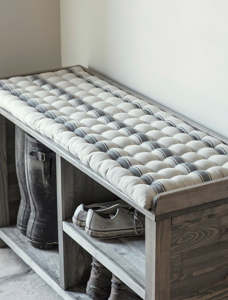 Подушка на банкетку в прихожей