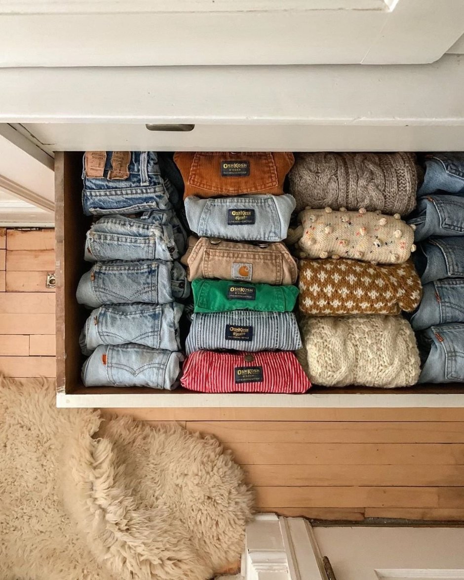 Хранение свитеров в шкафу